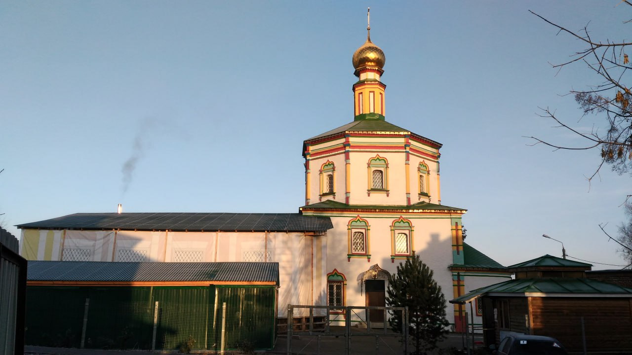 Вход в храм Сретения Господня Серпухов